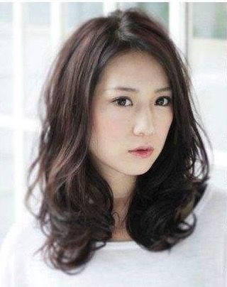 中长发女明星，展现变化、学习与自信的力量之美