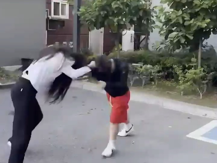 女生打架热血瞬间大放送，不容错过的更新！