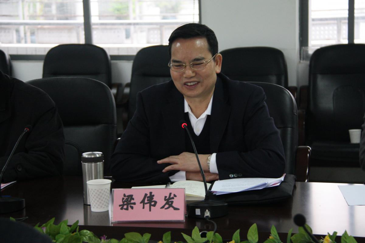 揭秘梁伟发的职场跃迁之路，职务变动信息与职场成长历程
